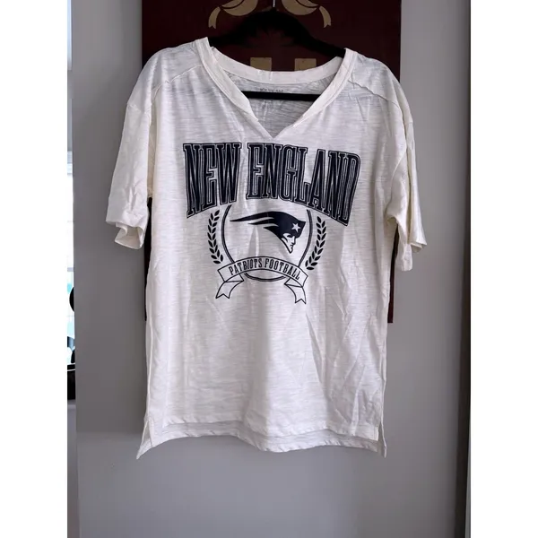 New England Patriots Women's Tee Casual Fan Shirt NFL Team Apparel Cream Graphic - Image 3