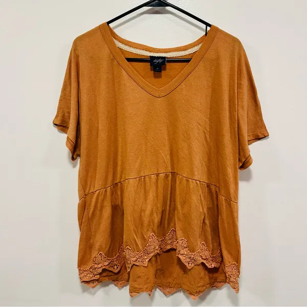 Buckle daytrip rust Casual V-Neck Lace Hem Top shirt size medium - Image 2