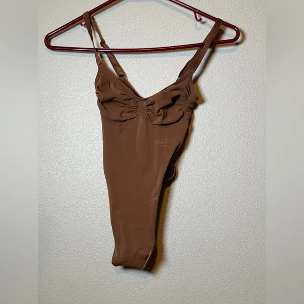 Skims seamless sculpt thong bodysuit jasper. NWOT medium $70. - Image 4