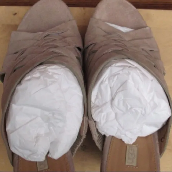 NWB UGG Tan Wedge Sandal - Image 6