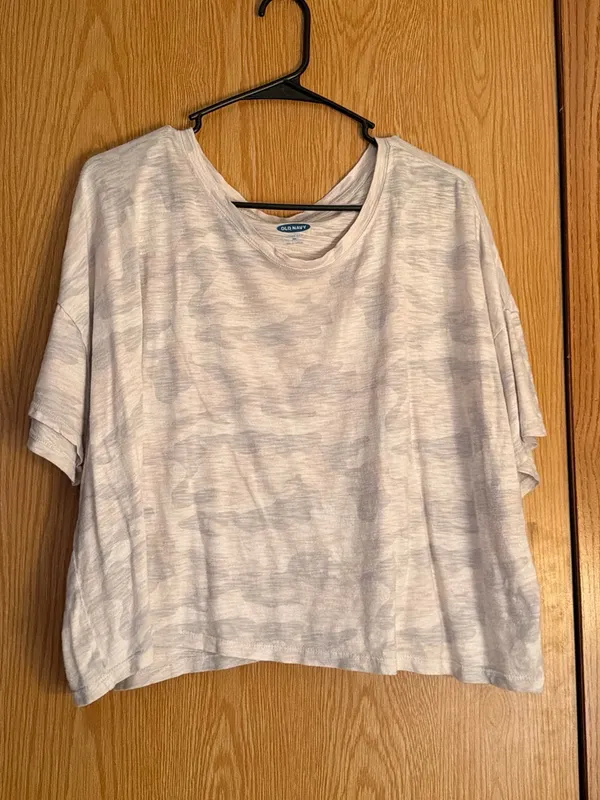 Old Navy Light Gray Camouflage Crop Top - Image 3