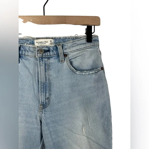 Abercrombie High‎ Rise Mom Jeans Size 28 Distressed Light Wash Raw Hem Denim - Image 6