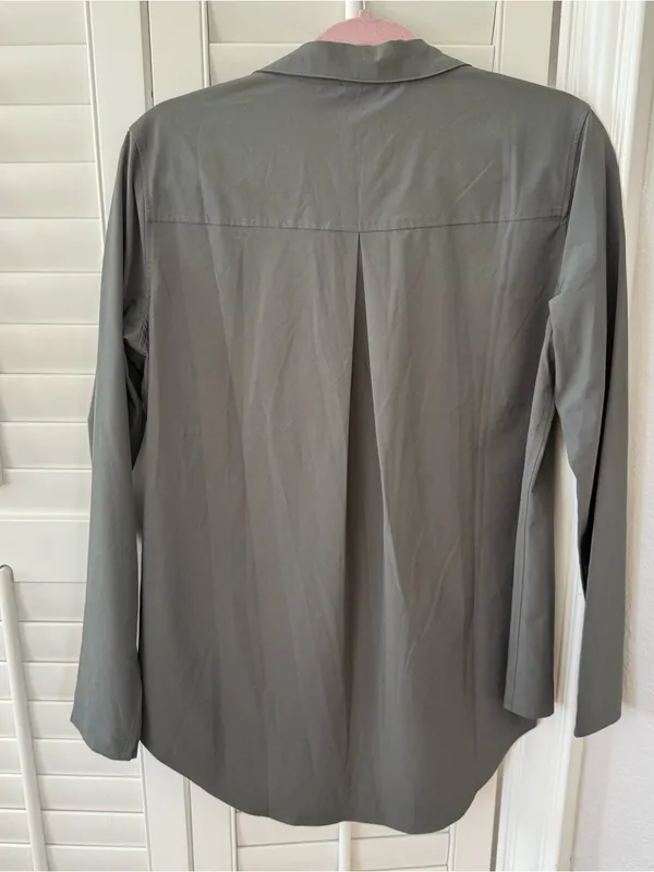 Quince Performance Tech Button-Down Long Sleeve Blouse Loose Fit Silky Small - Image 4