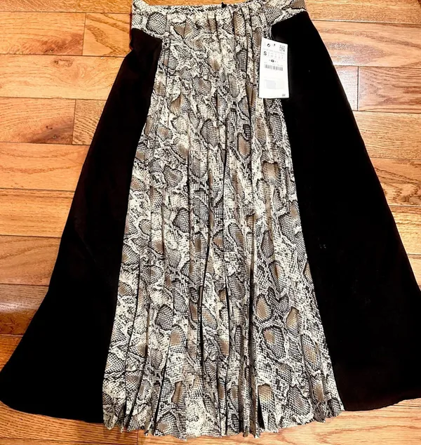 Zara BASIC NWT TRENDY NWT BLACK/front snake print pleated midi skirt S - Image 3