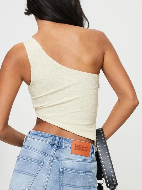 Princess Polly Women’s 6 Toomba One-Shoulder Silver Ring-Detail Crop Top - Cream - Image 3