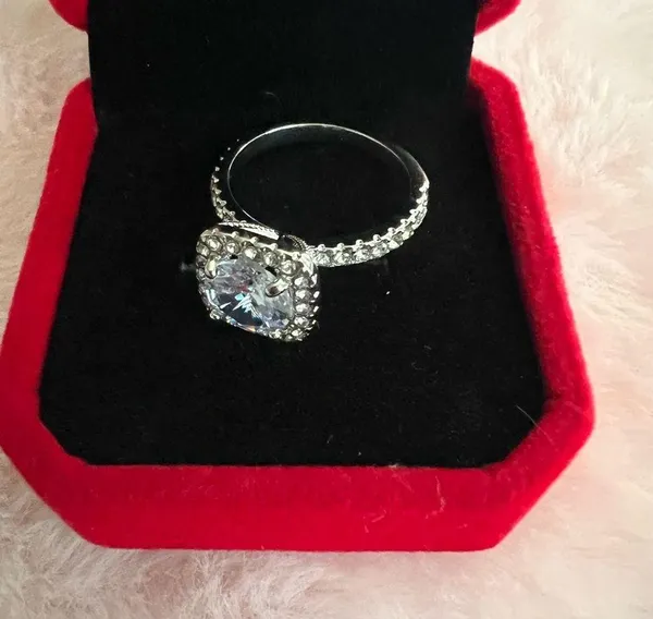 Gorgeous Stainless Steel Silver 1.5 Carat Princess Cut Cubic Zirconia Ring SZ 7 - Image 5