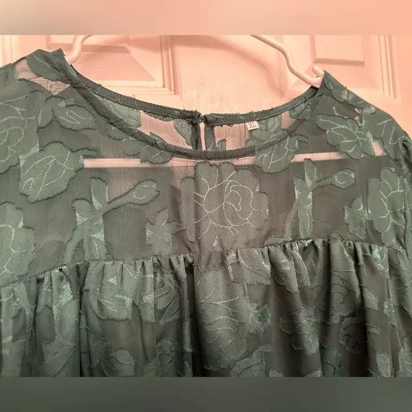 Amazon brand green lace short sleeved top - Image 10