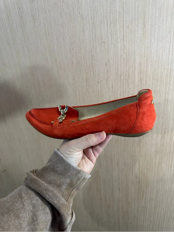Anne Klein Iflex Red Orange Suede Loafers with Gold Chain Trim Size 7.5 - Image 8