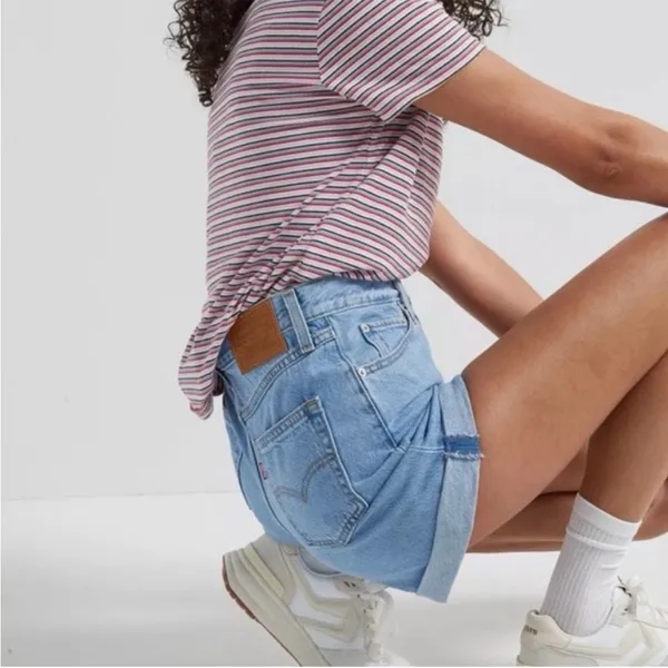 Levi’s 80s Mom Shorts High Rise Cuffed Denim Light Wash Size 32 - Image 3