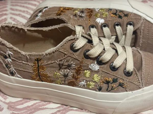 Rocket Dog Sneakers 6.5 with unique embroidery design - Image 4
