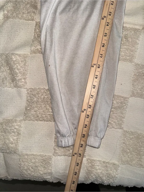 Vuori Light‎ Gray Performance Joggers size M - Image 2