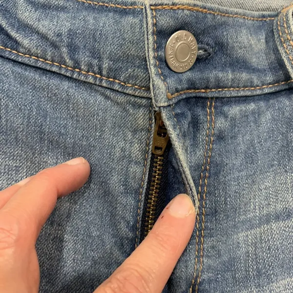 Old Navy Size 8 Jeans Mid Rise Straight Leg Distressed Knees Blue Joshua‎ Tree - Image 4