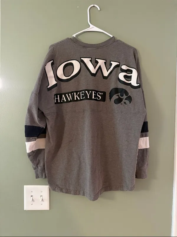 Gray Long Sleeve Iowa Hawkeyes Graphic Tee Size M - Image 3