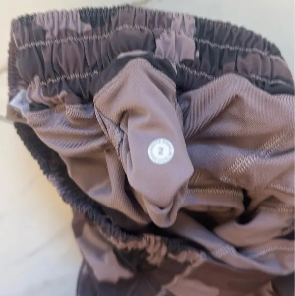 Pink camo Size 2 4inch Lululemon hotty hots - Image 4