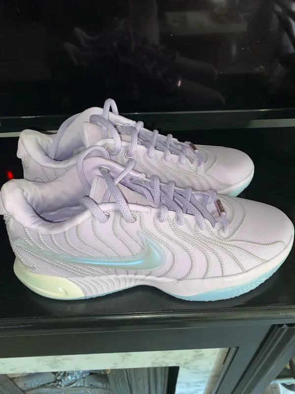 Nike LeBron Basketball Shoes - Image 3