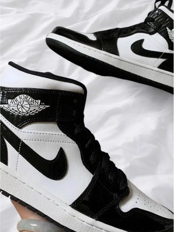 Nike Air Jordan 1 Mid Black White Panda Sneakers, size 7 womens - Image 3