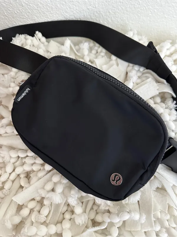 LULULEMON Everywhere Belt Bag in Black NWOT - Image 2