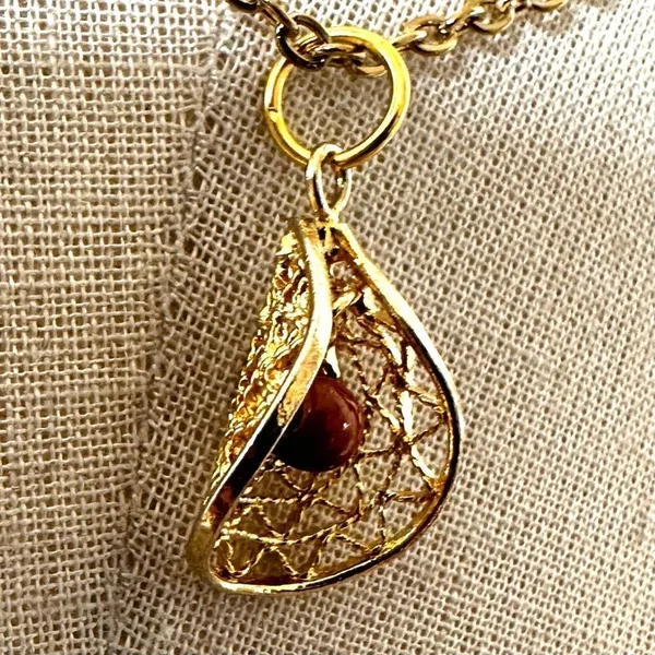 Vintage Gold-Tone Teardrop Filigree Necklace with Dark Cabochon Accent - Image 4