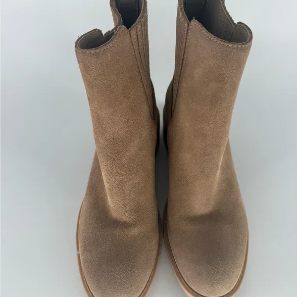 Dolce Vita Farlin Chelsea Bootie Ankle Boot Beige Brown Tan Suede Size 6 M EUC - Image 2