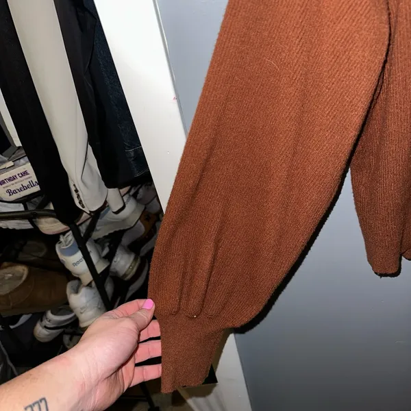 Abercrombie & Fitch Women's V-Neck Tan Sweater - Image 3