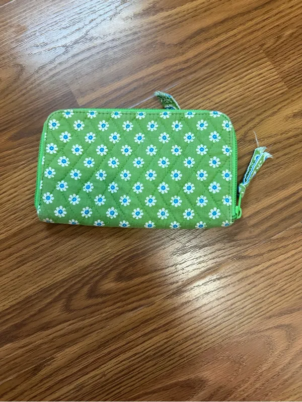 VTG Vera Bradley Quilted Apple Green Daisy Retired Zip Wallet. - Image 3