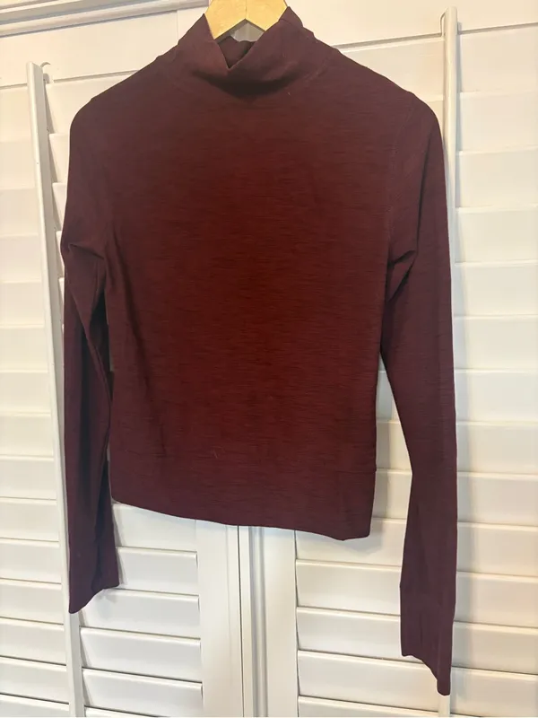 Old Navy Active Breathe On Burgundy Twist Front Long Sleeve Top Size Small - Image 2