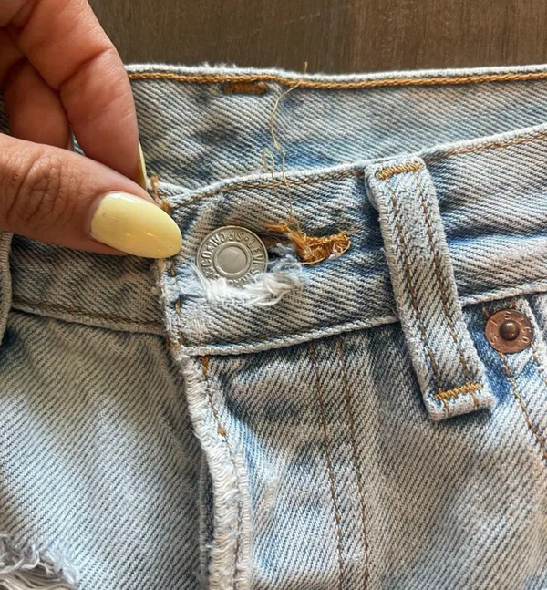 Levis denim light wash shorts - Image 6