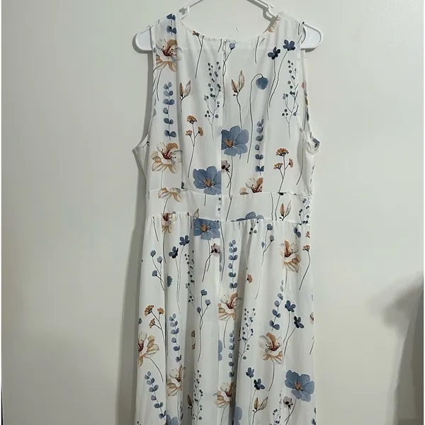 White dress with flowers. Used but in good condition. Size 14 - Image 5