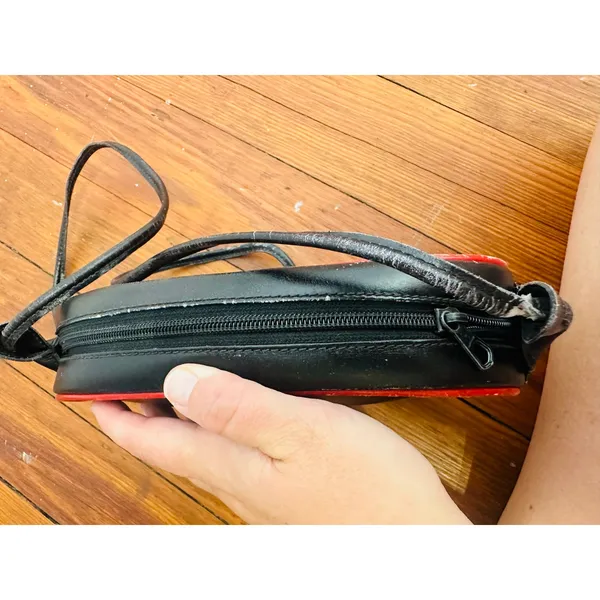 Vintage GUCCI Black Red 1980s Leather Oval Interlocking GG Logo Crossbody Purse - Image 7