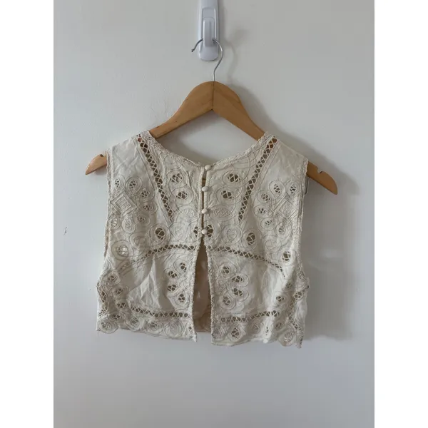 Urban Outfitters Cream Eyelet Lace Crop Top Sleeveless Boho Button Back Medium - Image 3