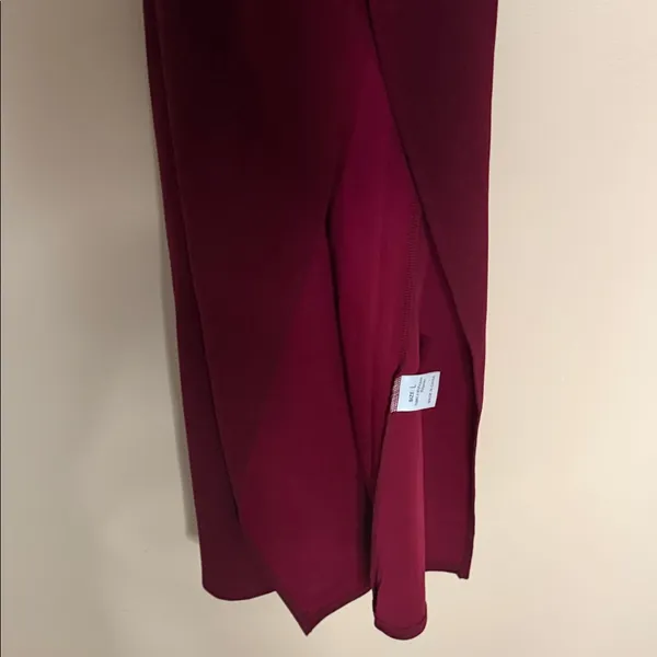 Elegant Burgundy V-Neck Sleeveless Dress - Image 4