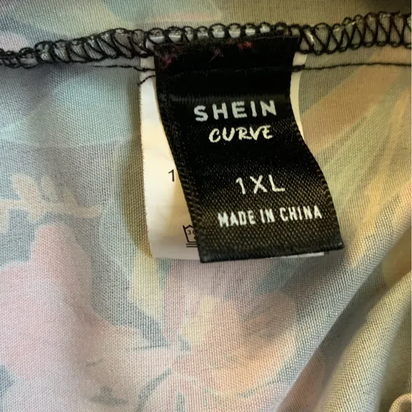 SHEIN Curve 2 Piece Crop Top With Shorts Tropical Floral Design Tie Top - Image 4