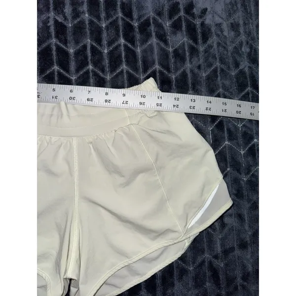 Lululemon Women Hotty Hot Low Rise UnLined Short Light Green Sz 4 - Image 5