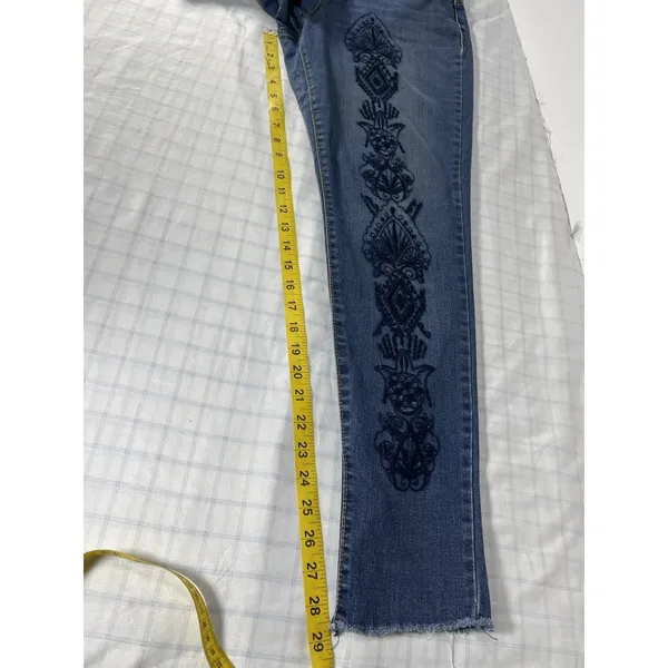 Bandolino Embroidered Skinny Jeans Women’s Size 12 Medium Wash Frayed Cuff Boho - Image 5