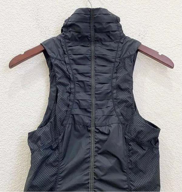 LULULEMON Black Lightweight Pleated Reflective Vest Size 4 - Image 10