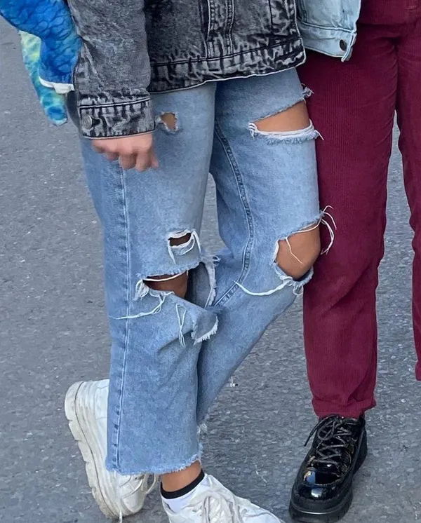 Lightwash distressed jeans - Image 5
