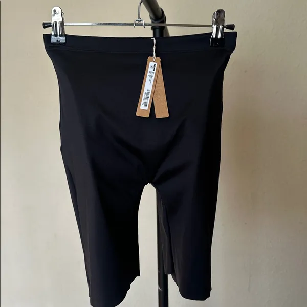 SKIMS Booty Hip Enhancing Shaping Mid‎ Thigh Short, Size XS NWT - Image 4