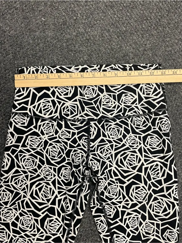 Lululemon black and white rose leggings size 8 - Image 3