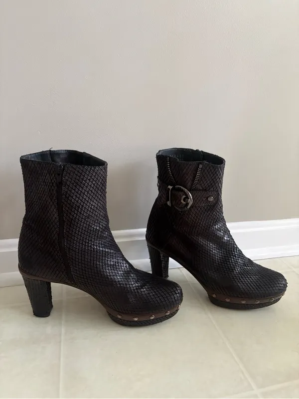 Stuart Weitzman Black Textured Leather Ankle Booties with Buckle Accent - Image 3