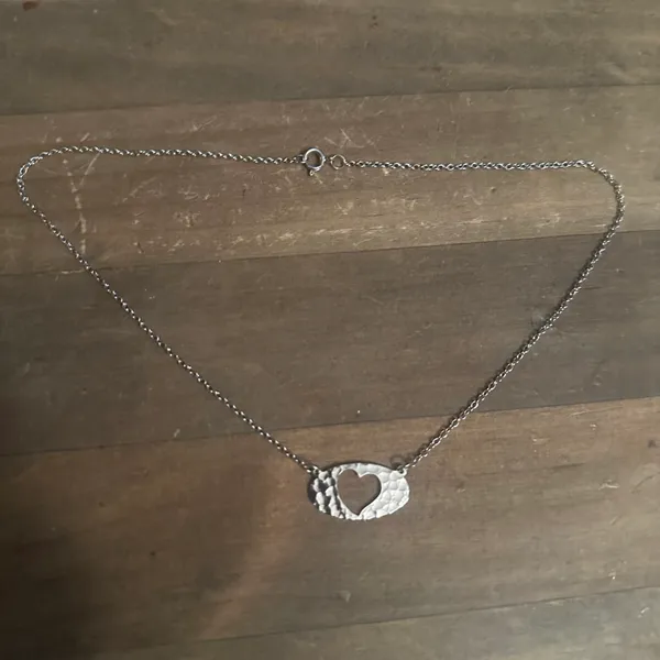 Vintage silver tone cut out hammered heart necklace - Image 3