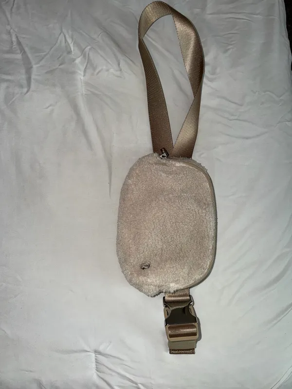 Lululemon Sherpa Belt Everywhere Bag Fleece - Image 3