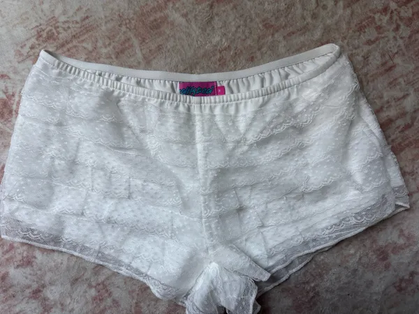 Edikted Shorts Ruffle White - Image 2