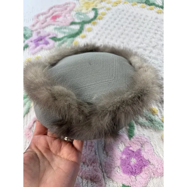 Vintage Grey‎ Pillbox Hat Real Fur Trim Rhinestone Brooch Detail Mid-Century - Image 6