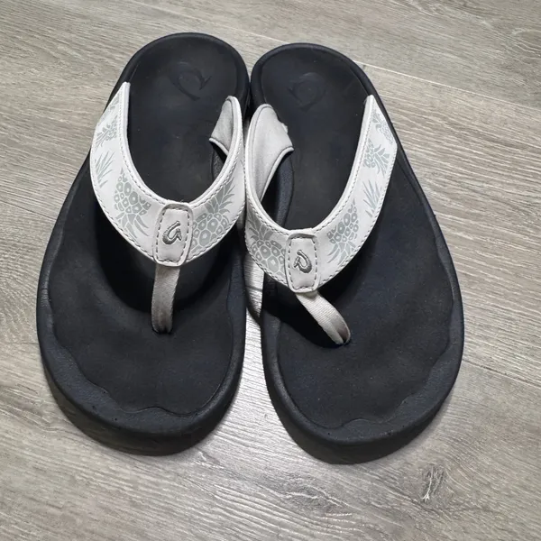 OluKai Ohana Womens White Black Pineapple Print Flip Flop Sandals Size 8 - Image 2