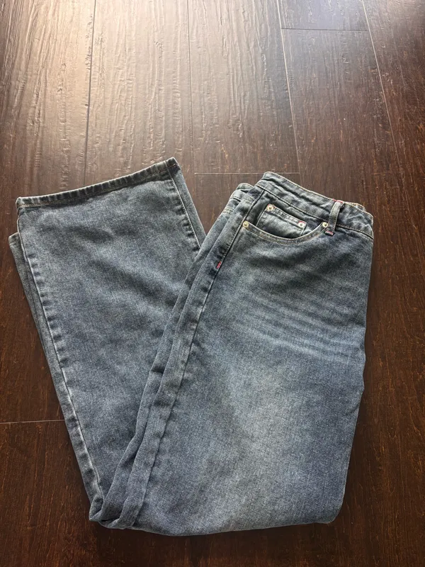 Low-Rise Edikted Jeans - Image 2