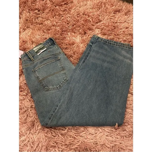 Universal Threads Straight Leg Women's Jeans in Light Blue - Image 2