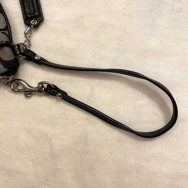 Vintage Coach Signature Black and Cream Wristlet - Image 7