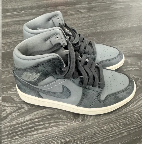 Nike Womens Sz 5 Air Jordan 1 Mid SE Gray Distressed Smoke NO BOX - Image 2