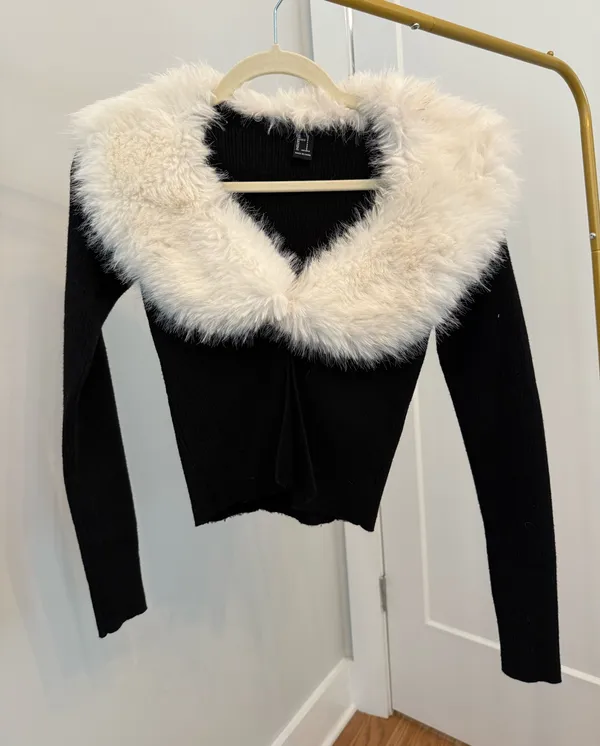 Forever 21 Cardigan Faux Fur Collar - Image 2
