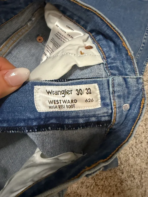 Women’s Wrangler Jeans - Image 3